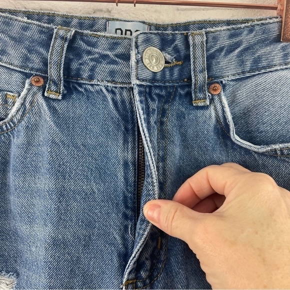 BDG Urban Outfitters Mom Hi-Rise Jeans Tapered Leg Lightly Distressed Size 24 - Picture 3 of 12